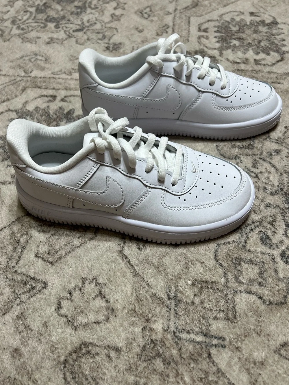 Kids’ White Nike Air Force 1 LE sneakers